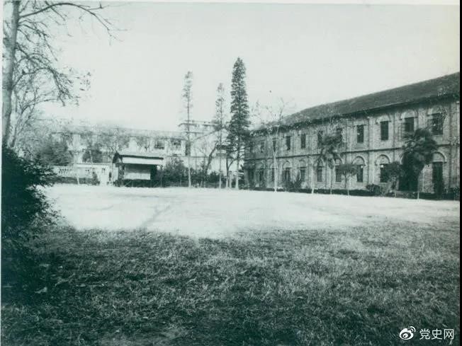 　　1927年3月18日，毛澤東出席在武昌舉行的河南武裝農(nóng)民代表大會(huì)，并作湖南農(nóng)運(yùn)狀況報(bào)告。圖為大會(huì)會(huì)場——武昌農(nóng)講所大操場。