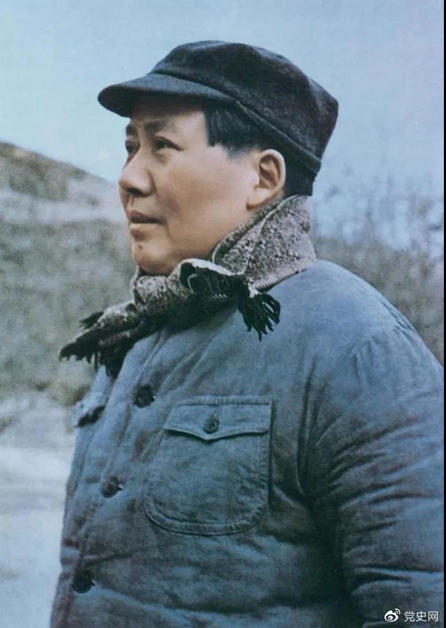 　　1947年3月18日，中共中央機(jī)關(guān)主動(dòng)撤離延安。毛澤東和周恩來、任弼時(shí)等繼續(xù)留在陜北，指揮全國人民解放戰(zhàn)爭。這是轉(zhuǎn)戰(zhàn)陜北前夕的毛澤東。
